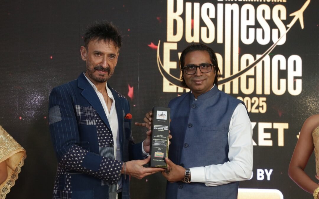 With Rahul Dev - Business excellance Award at Phuket.jpg